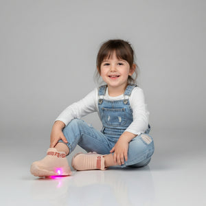 Rosa barnsneakers med ljussula – lätta och flexibla – Kivela.se