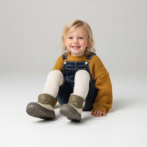 Barn med vinterkängor på snön – slitstarka fodrade skor – Kivela